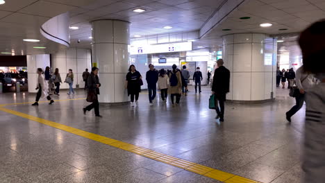 Vista-Panorámica-En-La-Estación-Shinjuku-En-Tokio,-Japón-Por-La-Noche