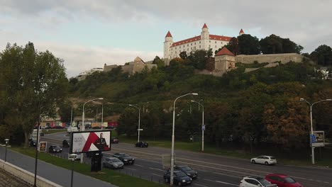 Castillo-De-Bratislava-Con-Vistas-Al-Tráfico-Nocturno-Moderno,-Tiro-De-Muñeca