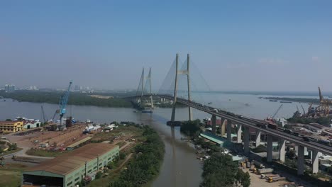 Toma-De-Drones-De-Phu-My-Bridge-O-Cau-Phu-En-Un-Día-Soleado-Con-Cielo-Azul