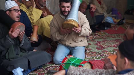 Hombres-Entrando-En-Trance-Tocando-Tambores-Y-Cantando-Durante-Una-Ceremonia-Sufí-En-Essaouira,-Marruecos