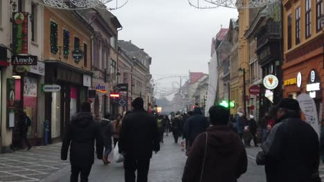 Paisaje-Urbano-En-Diciembre-En-Las-Calles-De-Brasov-Con-Luces-Navideñas-Y-Tiendas-En-Una-Zona-Turística-Y-Poblada