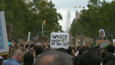 Una-Multitud-De-Personas-Con-Carteles-Ambientales-Verdes-Para-Protestar-Durante-El-Festival-Anual-De-La-Merce