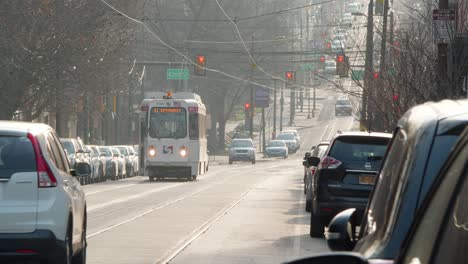 Woodland-Avenue,-West-Philadelphia,-Autos-Und-Trolleys-An-Ampeln