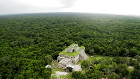 Perspectiva-Aérea-De-La-Pirámide-Chichén-Itzá,-La-Corte,-El-Observatorio,-Todos-Los-Edificios-Y-La-Jungla-Desde-Arriba