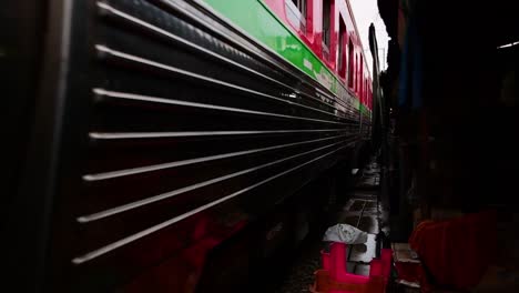 Un-Emocionante-Viaje-En-Tren-Al-Mercado-Ferroviario-De-Mae-Klong