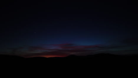 Timelapse-Roter-Sonnenuntergang-über-Hügeln-Mit-Sauberem-Himmel