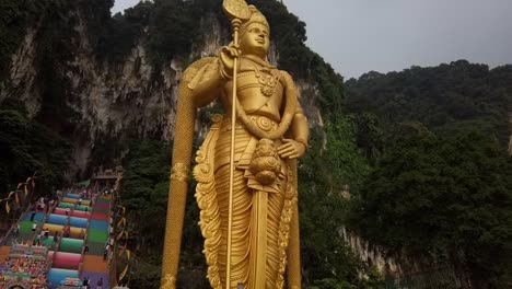 Hyperlapse-Der-Farbenfrohen-Batu-Höhlen,-Ein-Religiöser-Hinduistischer-Tempel,-Der-Jährlich-Tausende-Von-Besuchern-Anzieht