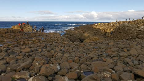 Naturphänomen-In-Nordirland,-Giant&#39;s-Causway-Im-Spätherbst-Von-Touristen-Erkundet