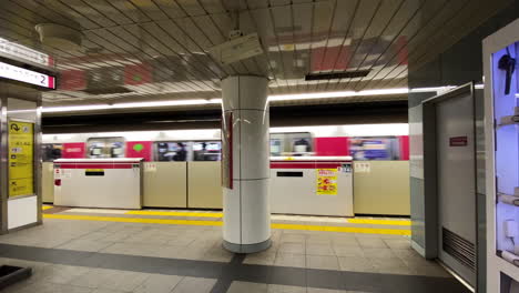 Toma-Panorámica-Lenta-Del-Tren-Que-Sale-De-La-Plataforma-Del-Metro-En-La-Estación-De-Shibuya-En-Tokio,-Japón