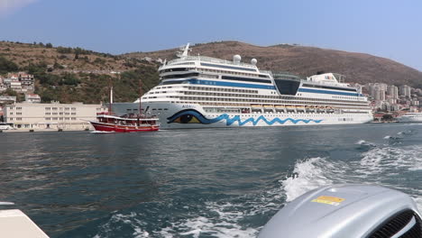 Vista-De-La-Costa-Y-El-Crucero-Aida-Lub-En-Dubrovnik,-Croacia