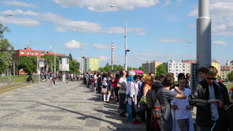 Eine-Schlange-Von-Menschen-Wartet-Vor-Dem-Haupttor,-Bevor-Sie-Den-Bereich-Betreten,-Während-Anime--Und-Japanische-Manga-fans-Sich-Beim-Animefest-event-In-Brünn-Im-120fps-ausstellungszentrum-Versammeln