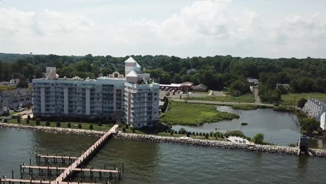 Kondomgebäude-An-Der-Böschungsküste-Von-Chesapeake-Beach-Bay,-Maryland,-USA,-Luftbild
