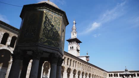 Herunterkippen-In-Einer-Moschee-In-Damaskus,-Passanten