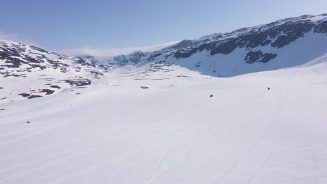 Luftaufnahme-über-Verschneite-Berglandschaft