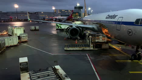 Avión-En-La-Puerta-De-Carga-Y-Reabastecimiento-De-Combustible-En-El-Aeropuerto-De-Frankfurt,-Alemania