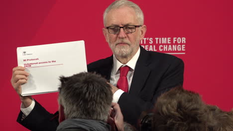 Reino-Unido,-Diciembre-De-2019:-El-Líder-Del-Partido-Laborista,-Jeremy-Corbyn,-Sostiene-Un-Informe-Gubernamental-Confidencial-Filtrado-Sobre-El-Brexit-Que-Establece-Que-Habrá-Controles-Aduaneros-Entre-Irlanda-Del-Norte-Y-Gran-Bretaña