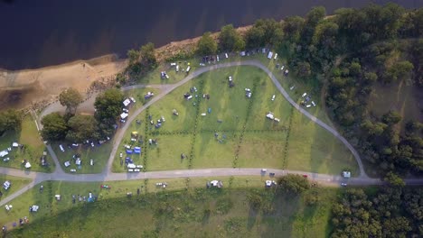 Fire-evacuation-camp-near-the-Warragamba-river-valley-bushfire-with-vehicles-and-tents-seen-from-above,-Aerial-drone-directly-above-lift-shot