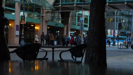 Gente-Caminando-Frente-A-La-Cafetería-De-La-Calle-Central