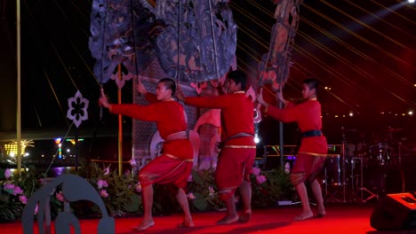 Drei-Männer-Führen-Ein-Schattenspiel-Auf,-Um-Den-Loi-Krathong-feiertag-In-Bangkok,-Thailand,-Zu-Feiern