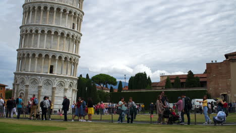 Nahaufnahme-Von-Touristen,-Die-Vor-Dem-Schiefen-Turm-Von-Pisa-Für-Fotos-Posieren