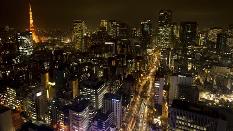 Vista-Aérea-De-Lapso-De-Tiempo-Nocturno-De-La-Ciudad-De-Tokio-Tomada-Desde-Rascacielos,-Megaciudad-Ocupada-Con-Luces-En-Movimiento