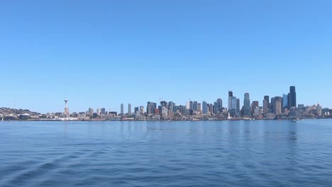 Blick-Aus-Der-Ferne-Auf-Seattle-City-Und-Seine-Innenstadt-Vom-Segelboot-Im-Sommer