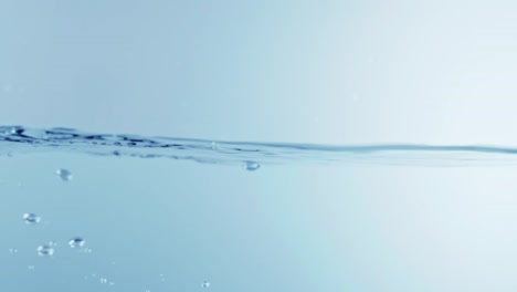 Die-Saubere-Wasseroberfläche-In-Zeitlupe-Füllt-Den-Bildschirm-Mit-Wasserspritzern-Shop-Der-Wassertropfen-Und-Die-Wellenförmige-Flüssigkeitsoberfläche-Mit-Einer-Luftblase