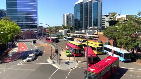 Depósito-De-Autobuses-De-Sydney-En-Medio-De-La-Ajetreada-Ciudad-Esperando-A-Que-Los-Pasajeros-Aborden-Cerca-De-La-Estación-De-Tren