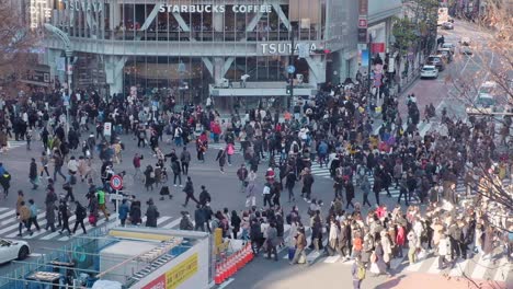 Hunderte-Von-Menschen-Gehen-Durch-Die-Shibuya-Kreuzung-In-Tokio,-Japan