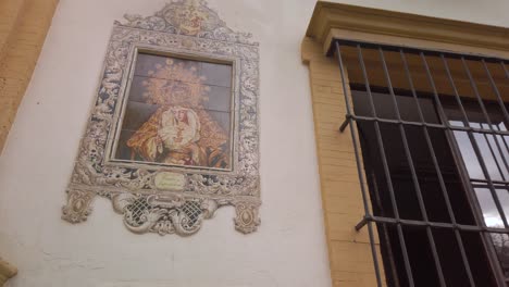 Pan-Circular-A-La-Derecha,-Pintura-De-Azulejos-De-Cerámica-De-La-Virgen-María-En-El-Exterior-De-La-Iglesia