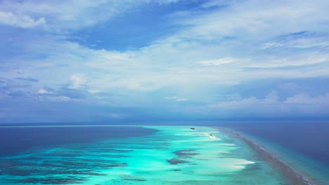 Vuelo-Sobre-El-Mar-Verde-Turquesa-En-Maldivas