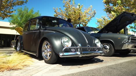 Klassischer-Volkswagen-käfer-Mit-Mattschwarzer-Farbe-In-Der-Autoshow,-Schieben