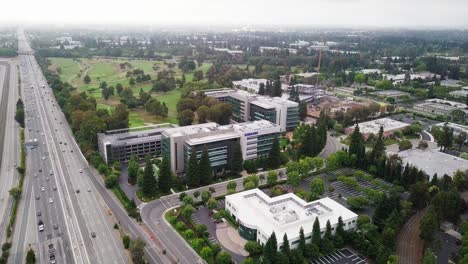 Luftaufnahme-Des-SRA-Campus-Von-Samsung-Research-America-Im-Silicon-Valley-Mit-Grüner-Pinienlandschaft-Unter-Bedecktem-Himmel