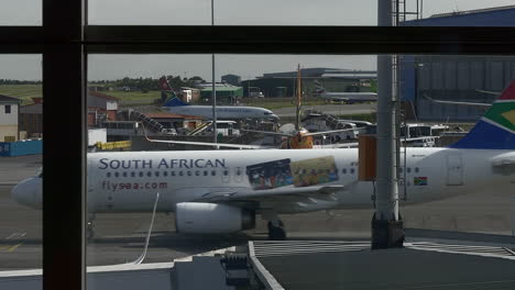 South-African-Airlines-Jet-Taxis-Hinter-Fenster-Am-Flughafen-Johannesburg