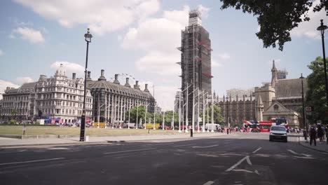 Big-Ben-Rekonstruktionsansicht-Von-Der-Parliament-Square-Street-In-London,-Sonniger-Tag-Weitwinkelansicht