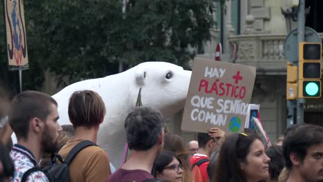 Activismo-Contra-El-Cambio-Climático-Multitud-Reunida-Con-Demostración-Ambiental-De-Oso-Polar-Falso
