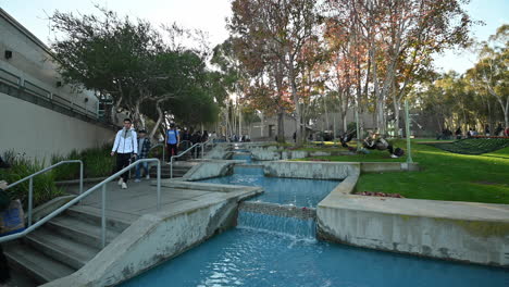 Die-Wunderschönen-Blauen-Künstlichen-Wasserfälle-An-Der-University-Of-California-In-San-Diego---Totale