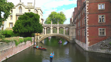 Cambridge,-Inglaterra,-Alrededor:-El-Puente-Del-Suspiro-En-La-Universidad-De-San-Juan,-Cambridge,-Reino-Unido