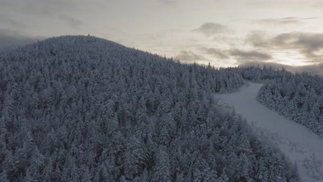 Verlassene-Skipiste-Auf-Dem-Gipfel-Eines-Schneebedeckten-Berges-Langsame-Luftumlaufbahn