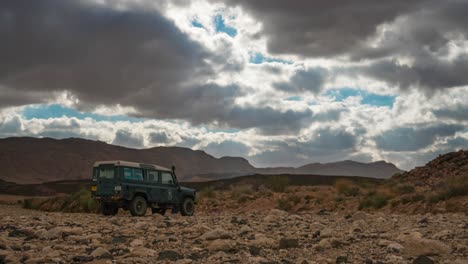 Lapso-De-Tiempo-De-Cloudscape-Sobre-Vehículo-4wd-Estacionado-En-El-Desierto,-Acercar