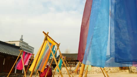 Colorida-Tela-De-Hanbok-Colgando-De-Hanoaks-Coreanos-Tradicionales-En-El-Pueblo-De-Namsangol-Hanoak