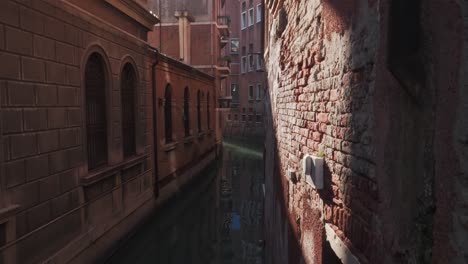 Wassertaxi-Durch-Den-Schmalen-Kanal-In-Venedig,-Italien