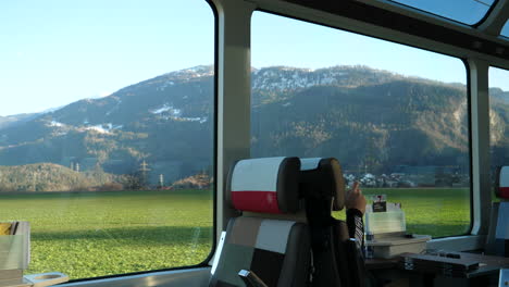Coche-De-Primera-Clase-Que-Ofrece-Vistas-Panorámicas-A-Bordo-Del-Tren-Expreso-Glaciar-En-Suiza