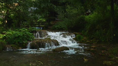 Langsame-Kamera,-Die-Sich-Rückwärts-Bewegt-Ein-Schöner-Kleiner-Wasserfall-In-Kroatien