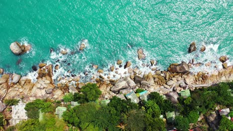 Schäumende-Wellen-Des-Türkisfarbenen-Meeres,-Die-An-Der-Felsigen-Küste-Thailands-Zusammenbrechen