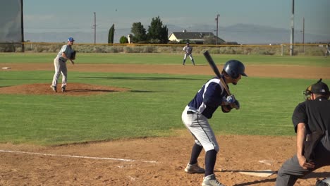 Lanzamiento-En-Cámara-Lenta-En-Un-Juego-De-Béisbol-De-Ligas-Menores-Durante-Un-Día-Ventoso