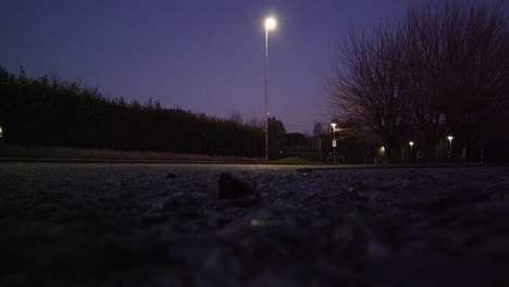 Gran-Angular-De-Frenos-De-Automóviles-Blancos-Y-Giros-En-La-Carretera-Durante-El-Crepúsculo