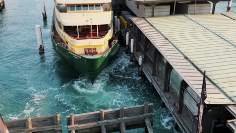 Boot-Dreht-Seinen-Motor-Im-Hafen-Von-Sydney-Auf