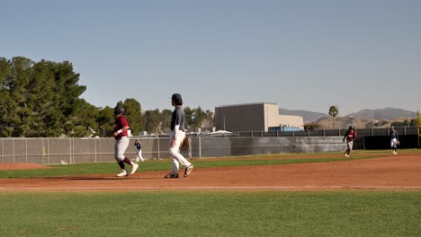 Zwei-Highschool-Teams-Spielen-Auf-Dem-Schulgelände-Ein-Baseballspiel