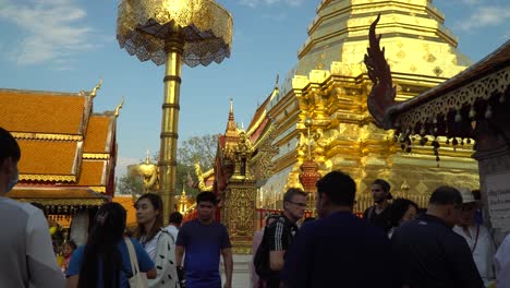 Visitantes-En-El-Templo-Doi-Suthep-En-Chiang-Mai,-Tailandia